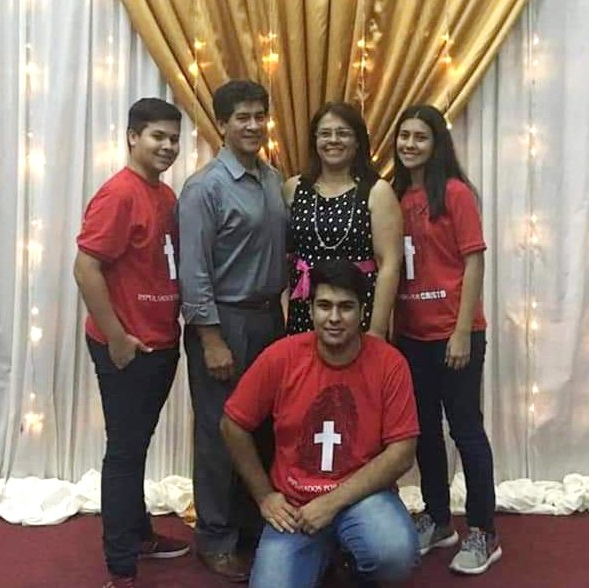 Los pastores Ibarra, junto con sus hijos, Wilberto, Melissa e Isaac