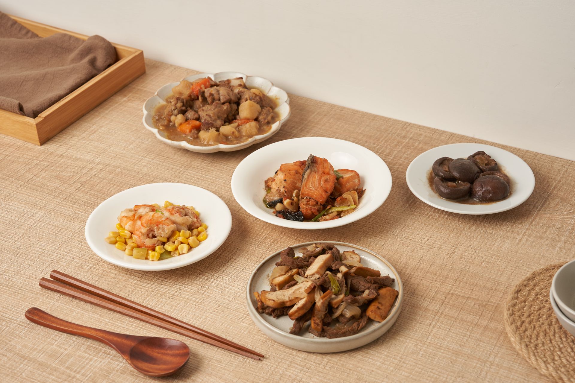 謝媽食品 冷凍包10包 台灣小吃 宿舍美食 熱炒店 家庭開伙 工廠直送 新鮮出貨 Hsieh Ma Foods Frozen Packs (10 packs each) - Taiwanese Snacks, Dormitory Food, Stir-Fry Dishes, Family Cooking - Factory Direct Delivery, Freshly Shipped