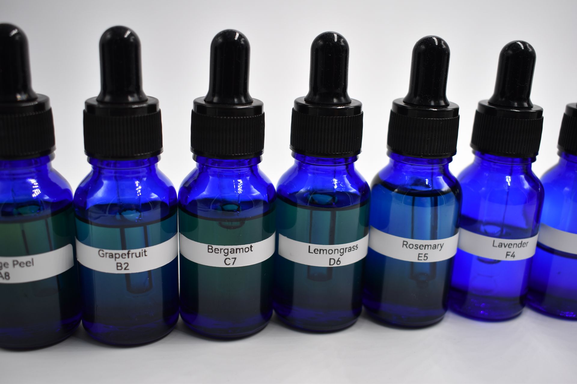 法式調香教室 材料包 含課堂所需用到的精油工具及材料 French-Style Perfumery Workshop Kit – Includes all essential oils, tools, and materials required for the class.