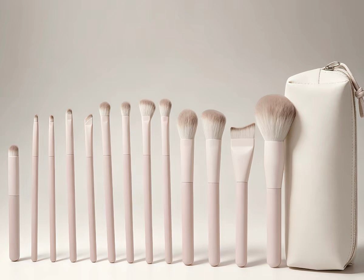 化妝 刷套組 13件組 含刷具包 好攜帶 各功能刷頭非常齊全 彩妝 美容 Makeup brush set, 13 pieces, includes brush bag, easy to carry, with a complete set of various brush heads for makeup and beauty.