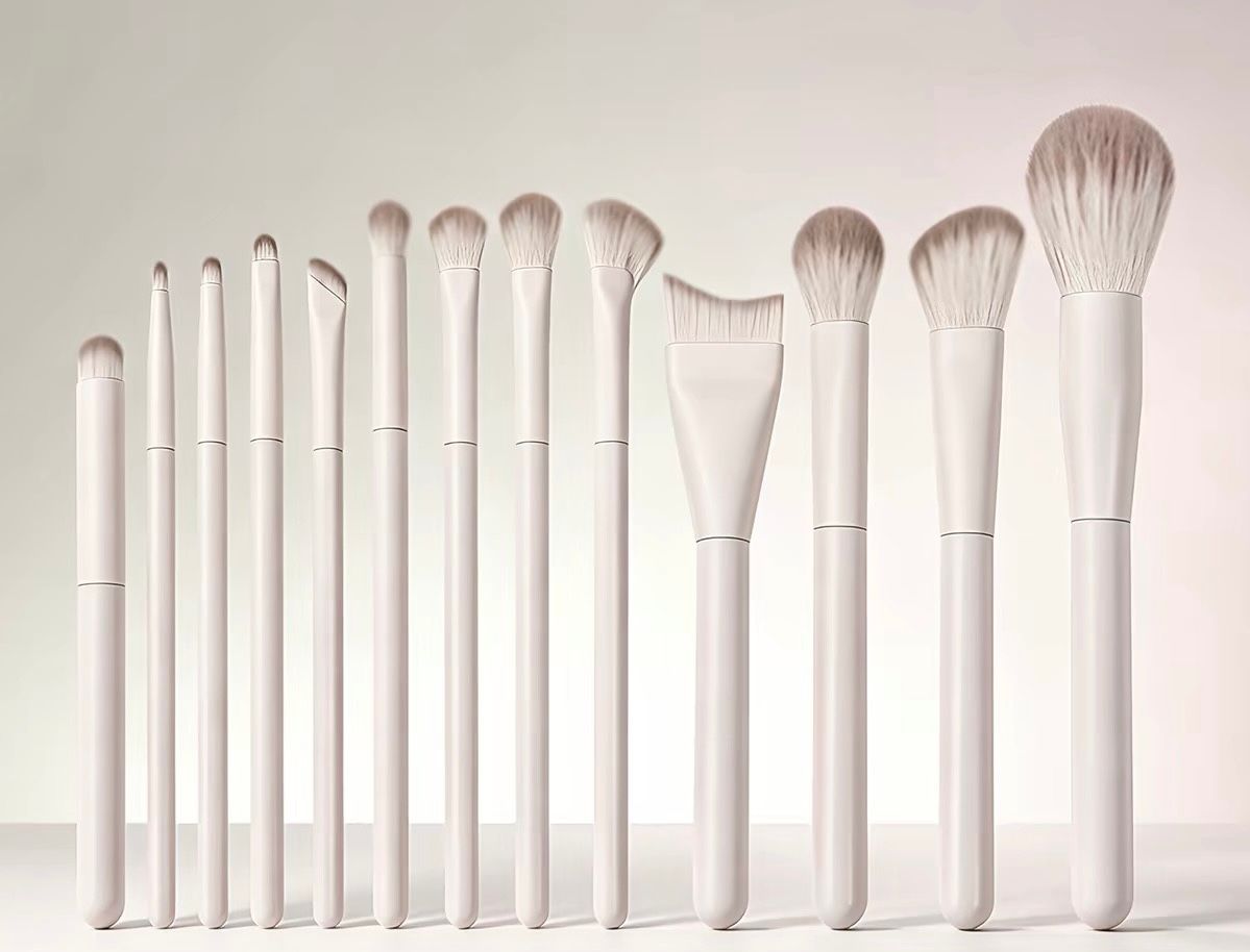 化妝 刷套組 13件組 含刷具包 好攜帶 各功能刷頭非常齊全 彩妝 美容 Makeup brush set, 13 pieces, includes brush bag, easy to carry, with a complete set of various brush heads for makeup and beauty.