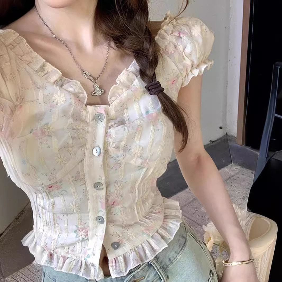 法式 小碎花 一字肩 上衣 滌綸材質 杏色 French-style off-shoulder top with a small floral print, made of polyester, in an apricot color.