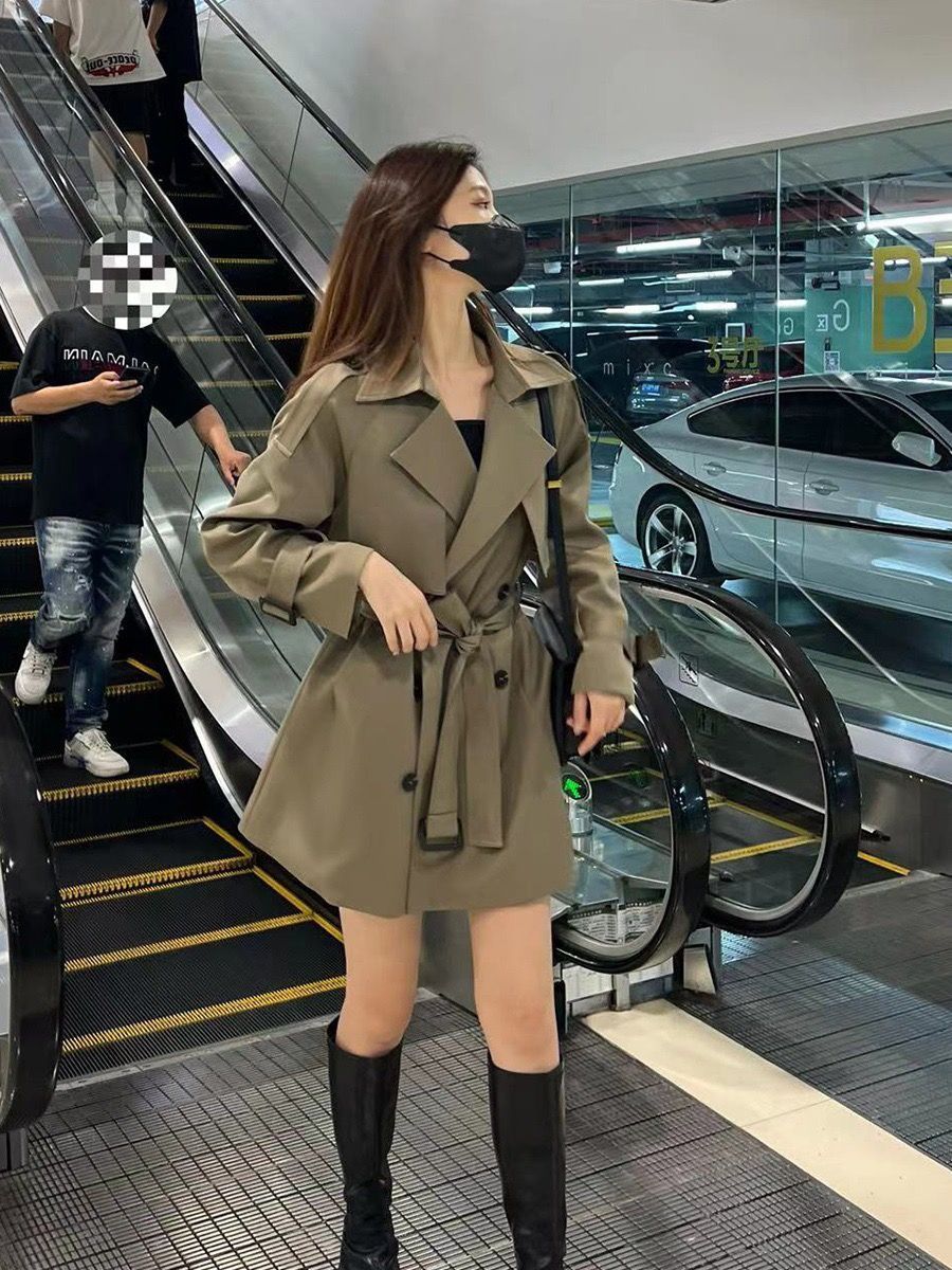 黑色 軍風 防風外套 大衣 修身 短裙板 可單穿或當大衣 Black military-style windproof coat; slim-fit, skirt-hem design—can be worn on its own or as an overcoat.
