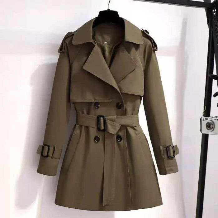 黑色 軍風 防風外套 大衣 修身 短裙板 可單穿或當大衣 Black military-style windproof coat; slim-fit, skirt-hem design—can be worn on its own or as an overcoat.