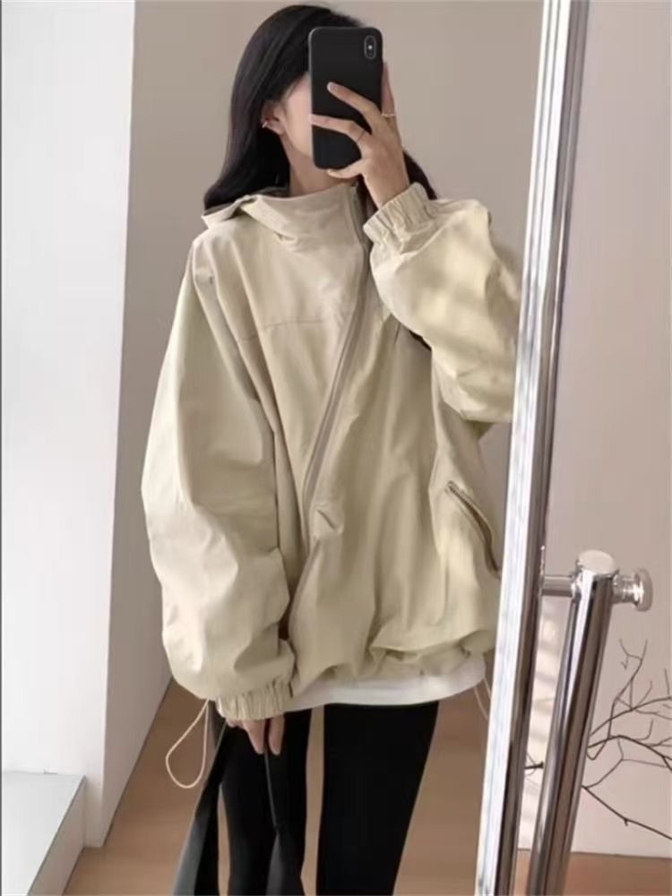 防曬 防風 高領 輕盈 外套 男女皆適用 黑白兩色可選 Sun-protective and windproof, high-neck, lightweight jacket—suitable for both men and women; available in black and white.