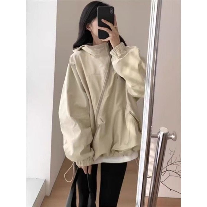 防曬 防風 高領 輕盈 外套 男女皆適用 黑白兩色可選 Sun-protective and windproof, high-neck, lightweight jacket—suitable for both men and women; available in black and white.