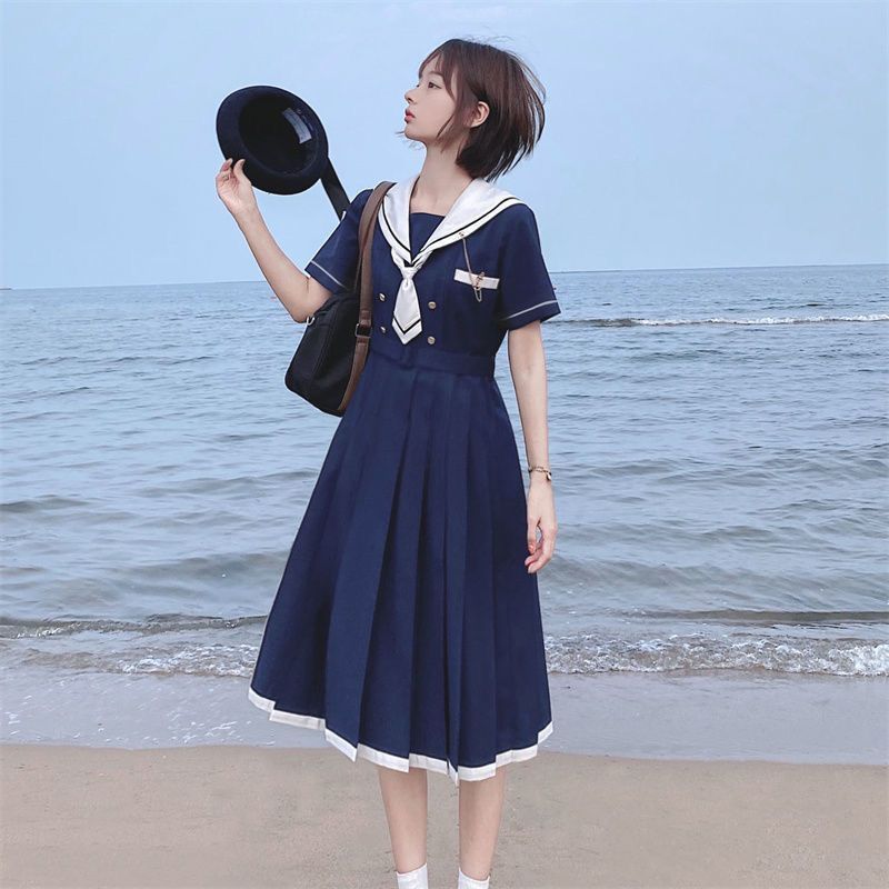 日系 水手服洋裝 藍白兩色可選 長裙過膝 寬鬆 均碼 舒適 好穿 Japanese-style sailor-collar dress, available in blue or white. Features a loose, comfortable fit and a below-the-knee length. One size fits most; easy and pleasant to wear.