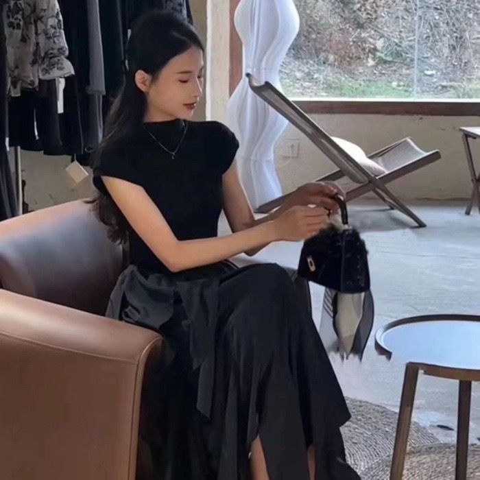 韓國設計師款 荷葉裙邊 緊身 純棉 彈性 洋裝 黑色 長裙及腳裸 Korean-designed, form-fitting, pure cotton, stretch dress featuring a ruffled hem; black, ankle-length.