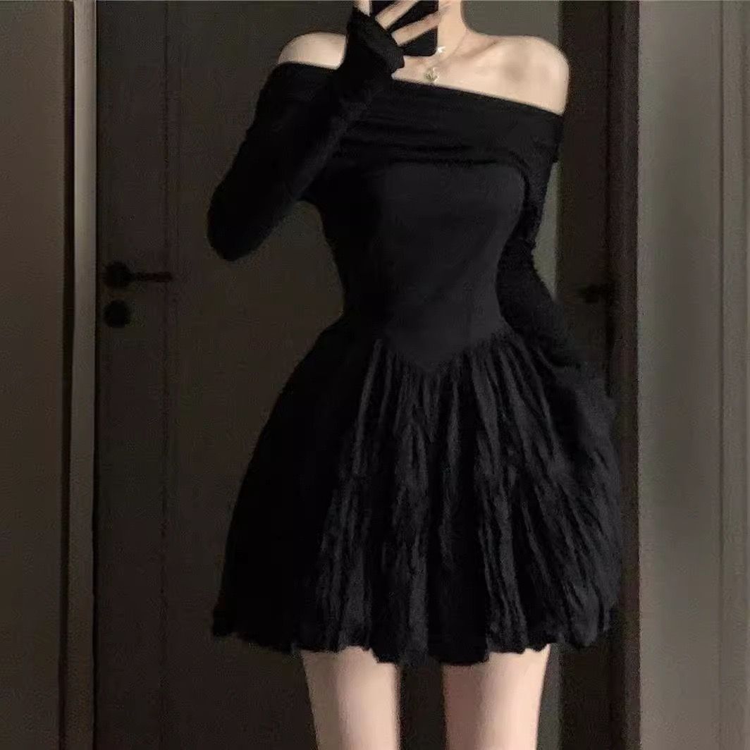 經典 黑色 柔軟 一字肩 洋裝 裙長膝上 高彈性 適合各式身形 Classic black, soft, off-the-shoulder dress; hits above the knee; highly elastic—suitable for all body types.