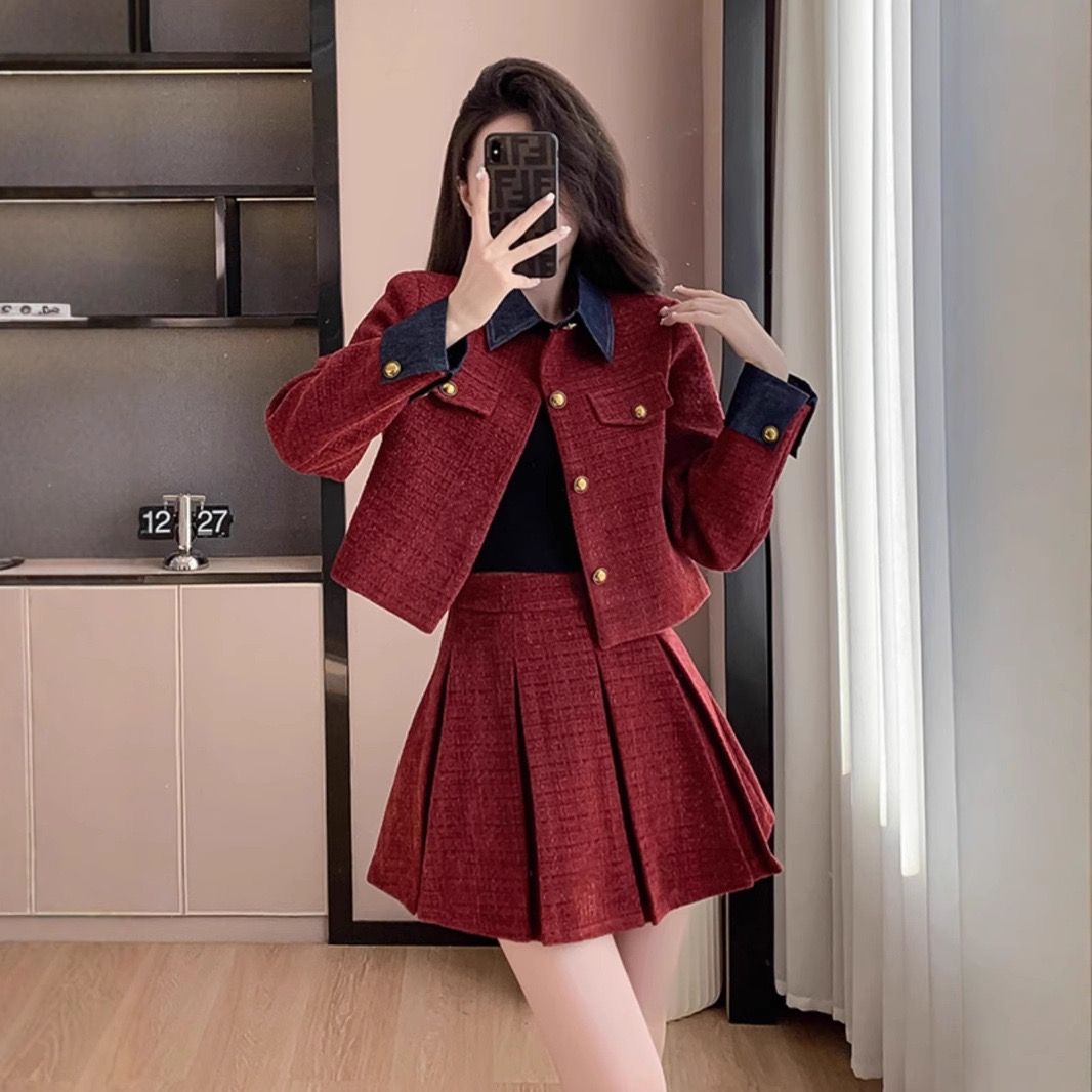 經典款 學院風 套裝 上衣與短裙 紅黑兩色可選 材質堅挺有精神 Classic preppy-style set, featuring a top and a skirt. Available in red or black; crafted from a structured, crisp fabric that holds its shape well.