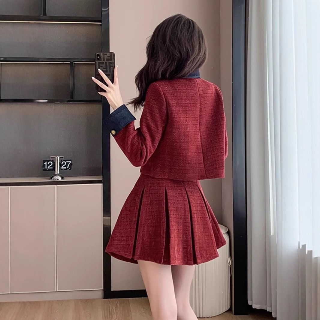 經典款 學院風 套裝 上衣與短裙 紅黑兩色可選 材質堅挺有精神 Classic preppy-style set, featuring a top and a skirt. Available in red or black; crafted from a structured, crisp fabric that holds its shape well.