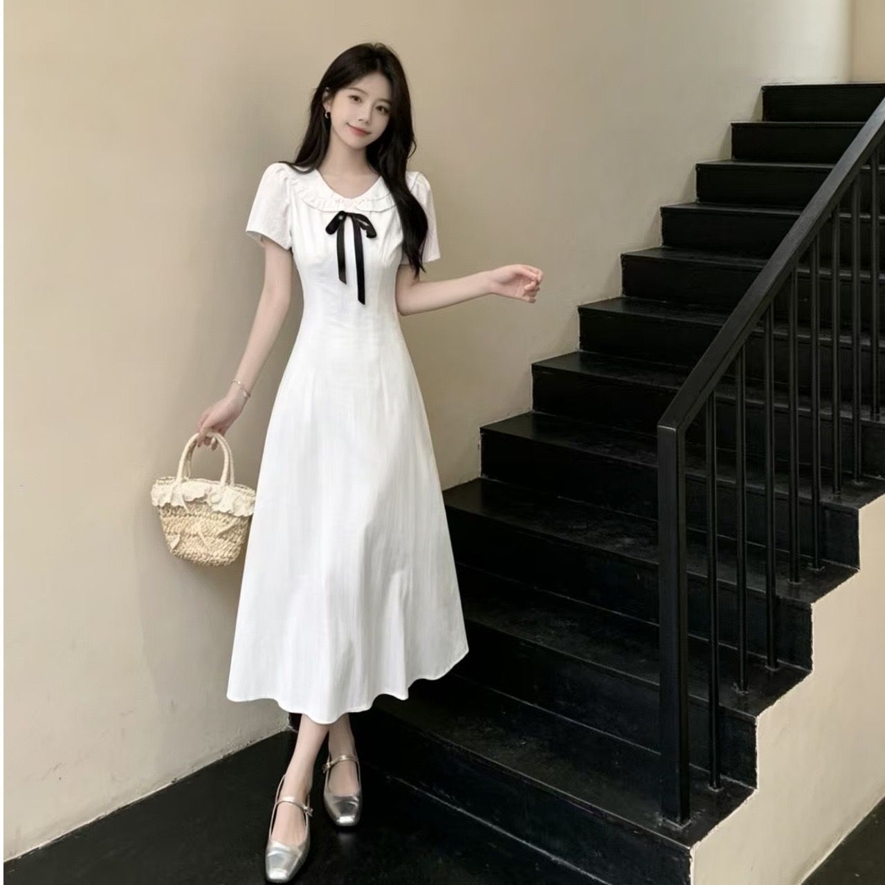 純白 長裙擺洋裝 彈性棉 收腰身 甜美 清爽風格 Pure white dress with a long, flowing skirt; made of stretchy cotton with a waist-defining fit; sweet and fresh style.