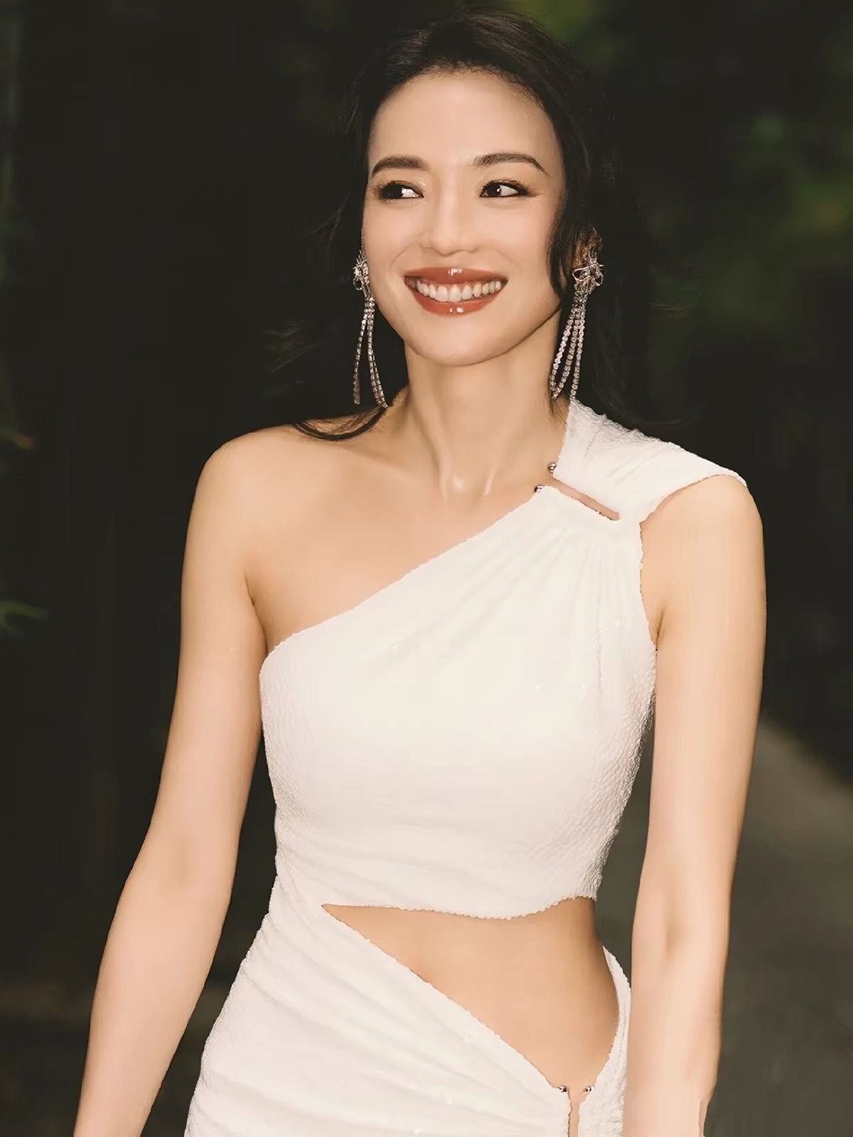 舒淇推薦 純白 高質感 單肩露腰 晚禮服 As seen on Shu Qi: A high-quality, pure white, one-shoulder evening gown with a waist cutout.