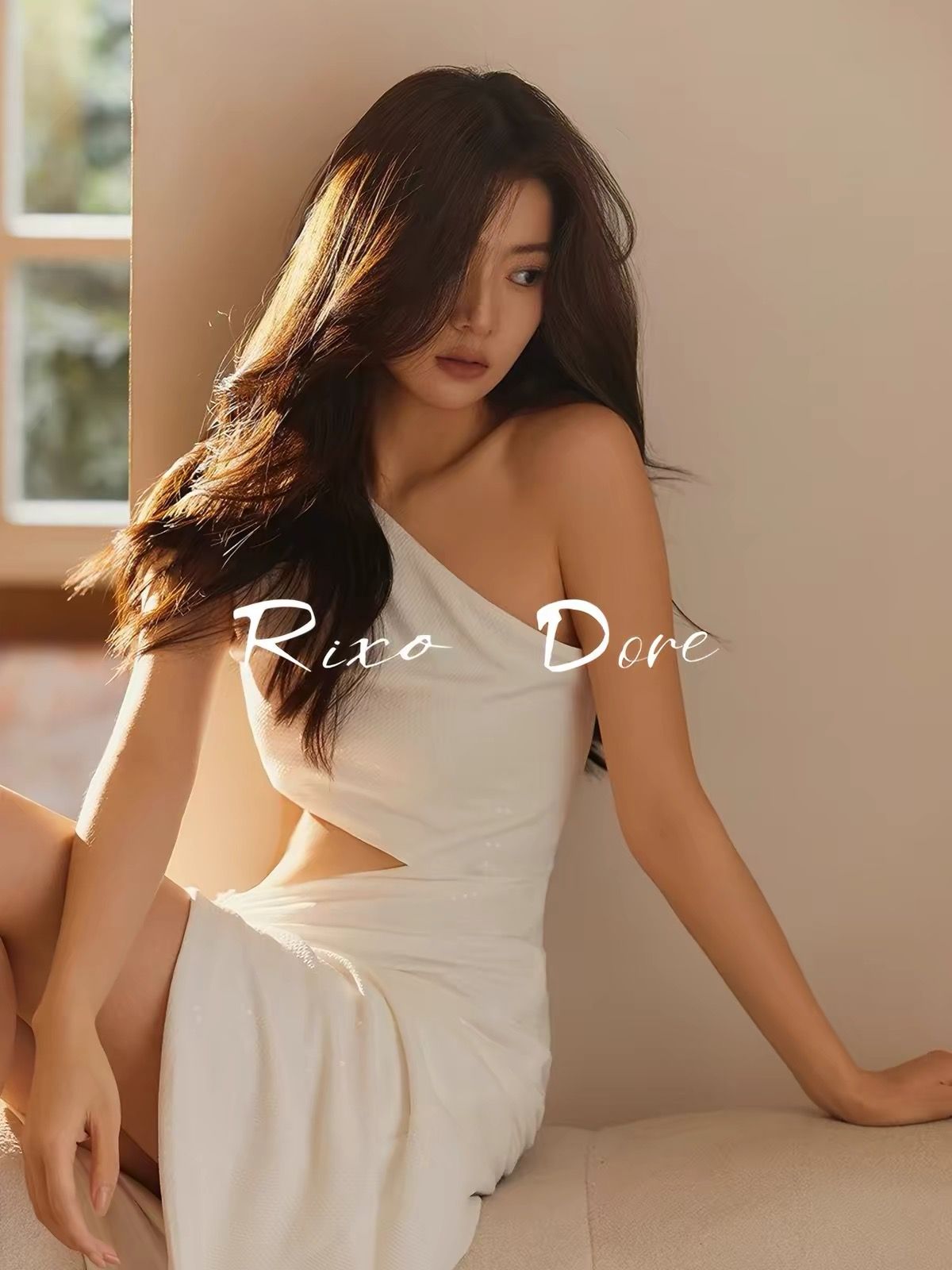 舒淇同款 純白色 露腰 挖洞 洋裝 宴會 婚禮 派對 Pure white, midriff-baring, cut-out dress — perfect for banquets, weddings, and parties.