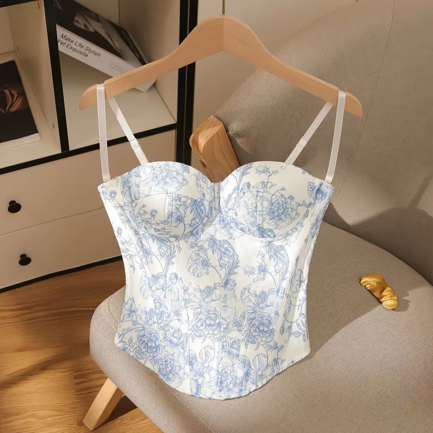 白色 青花瓷 馬甲 BraTop 含罩杯 鋼圈 可調整式尺寸 White blue-and-white porcelain-style bustier (bra top) – includes built-in cups, underwire, and adjustable sizing.