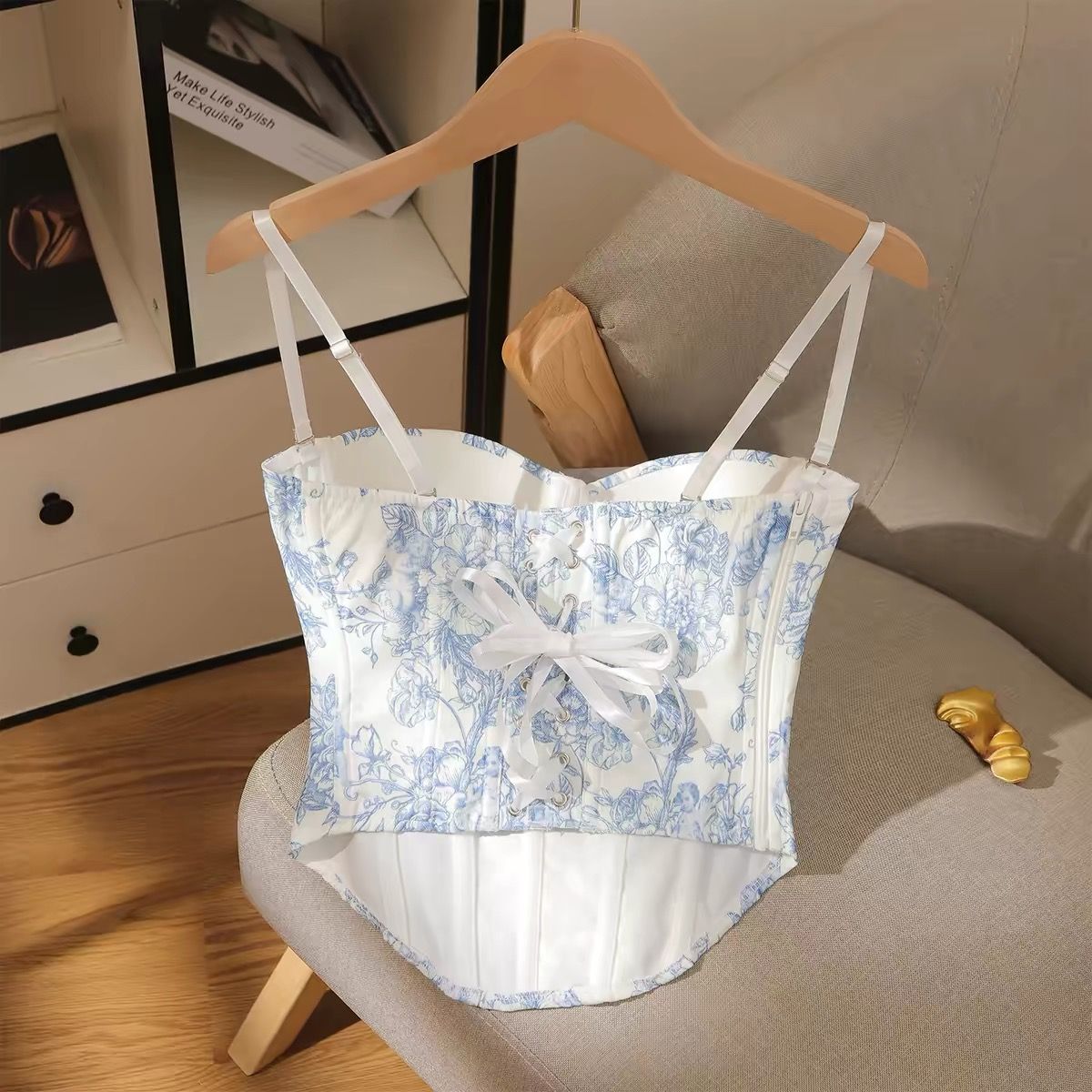 白色 青花瓷 馬甲 BraTop 含罩杯 鋼圈 可調整式尺寸 White blue-and-white porcelain-style bustier (bra top) – includes built-in cups, underwire, and adjustable sizing.