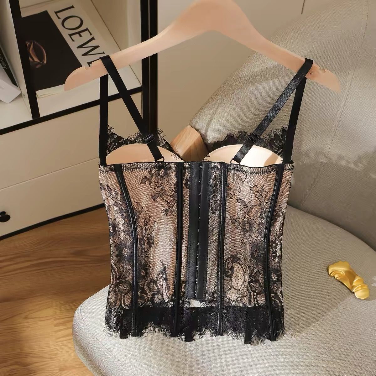 防透 黑色 蕾絲 馬甲 BraTop 含胸墊 鋼圈 舒適 高排扣 尺寸可自由調整 Opaque black lace bustier/bra top, featuring built-in padding and underwire for comfort; designed with a multi-hook back closure for a fully adjustable fit.