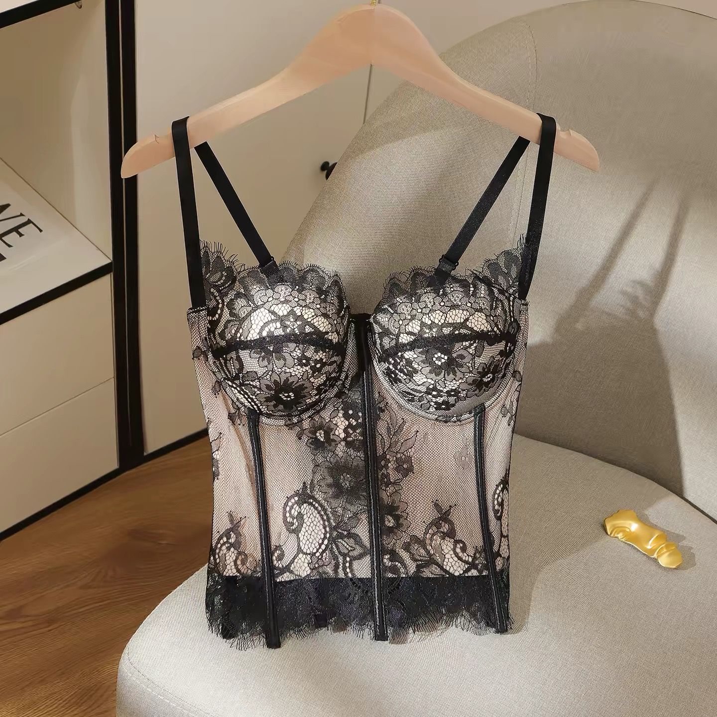 防透 黑色 蕾絲 馬甲 BraTop 含胸墊 鋼圈 舒適 高排扣 尺寸可自由調整 Opaque black lace bustier/bra top, featuring built-in padding and underwire for comfort; designed with a multi-hook back closure for a fully adjustable fit.
