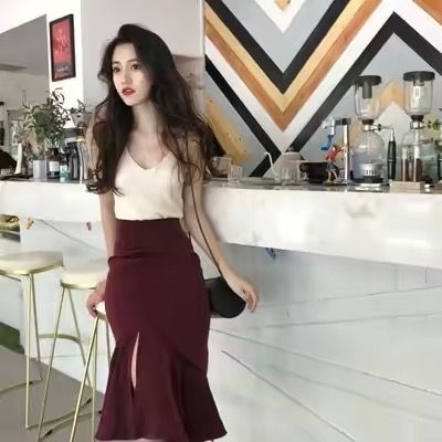 假日休閒約會裝扮 上下兩件式 無袖BraTop加魚尾裙 兩款可選 Casual holiday date outfit: a two-piece set featuring a sleeveless bra top and a fishtail skirt—available in two styles.
