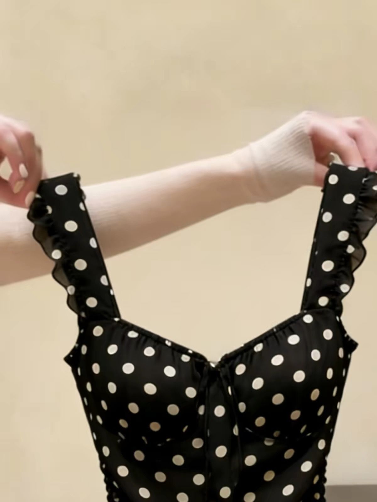 經典款 黑色 白圓點 BraTop 自帶胸墊 收腰設計 Classic black BraTop with white polka dots, featuring built-in padding and a waist-cinching design.