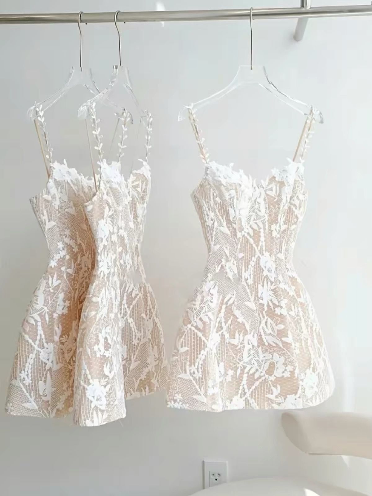 芭雷舞式 吊帶 連身裙 洋窗 含胸墊 防透 一體成型  Ballet-style camisole dress, featuring built-in chest pads and an opaque, one-piece seamless design.