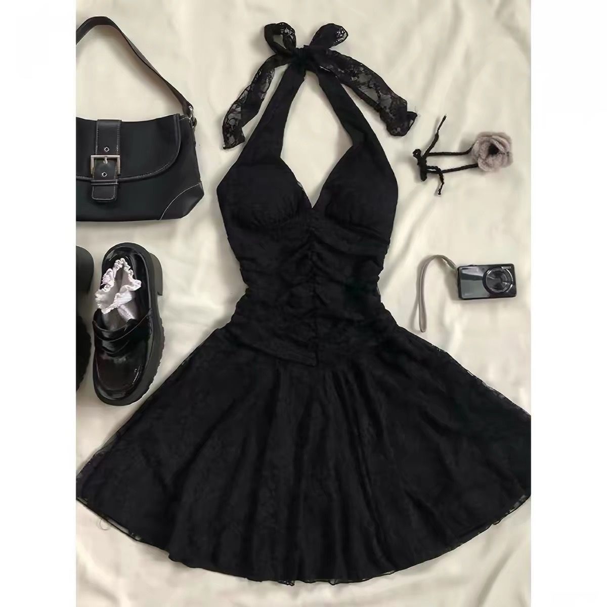 奧黛麗赫本 經典洋裝 綁帶散洋裝 含胸墊 有兩種綁法  Audrey Hepburn-style classic dress – a flared, tie-front dress featuring built-in chest padding and two different ways to tie it.