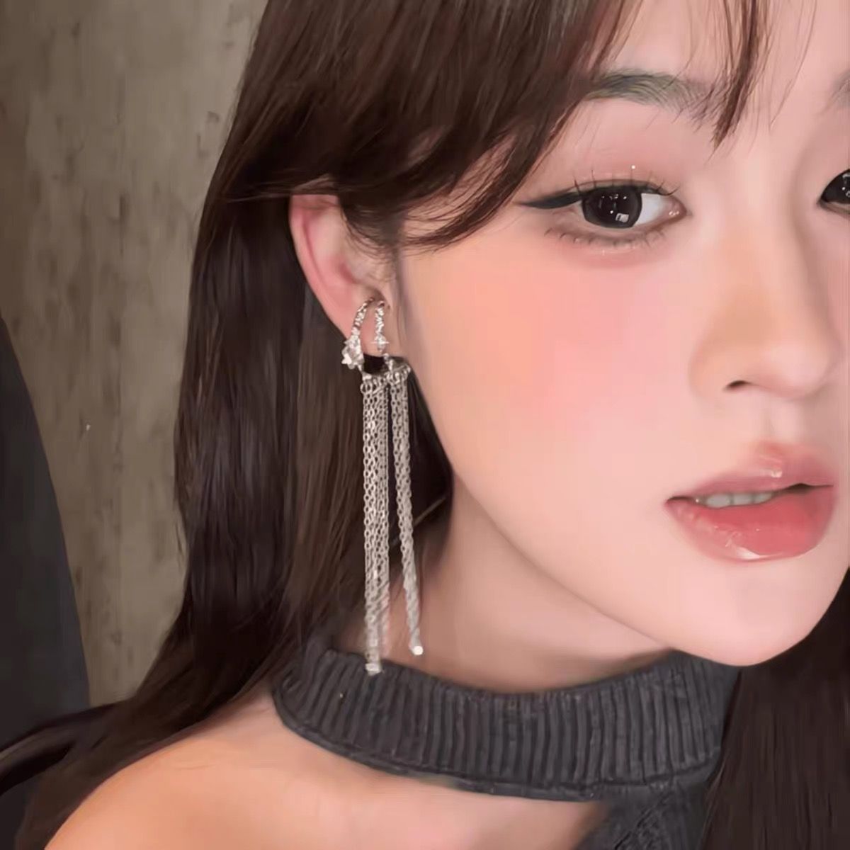 耳夾式 共兩支 耳骨鏈 左耳 右耳 各一副 共兩副 不需耳洞 Ear-cuff style, ear-chain jewelry; includes one pair for the left ear and one pair for the right ear (two pairs in total). No ear piercings required.