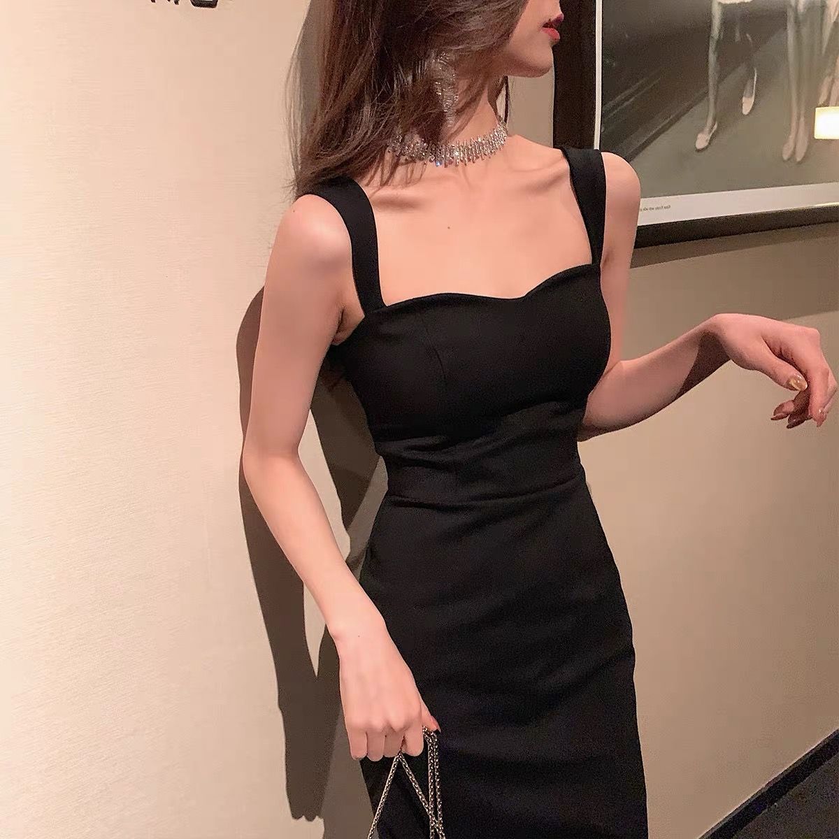 性感 鏤空 顯瘦 開叉 小黑裙 一件式 吊帶 黑色 高質感 布料柔軟 洋裝 Sexy, cutout, slimming, slit, little black dress, one-piece, spaghetti strap, black, high-quality, soft fabric, dress.