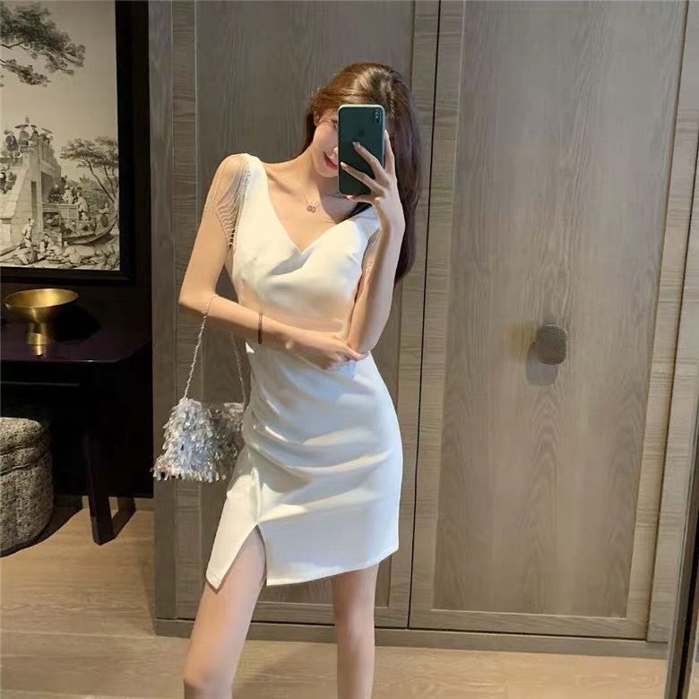褶皺 開衩 裙擺 白色洋裝 深V Pleated, slit skirt, white dress with deep V-neck