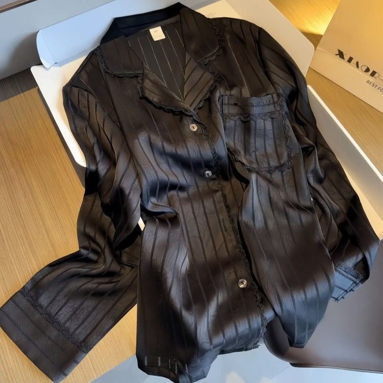 長袖絲綢睡衣 黑白兩色可選 男女皆可穿 Long-sleeved silk pajamas, available in black or white, suitable for both men and women.