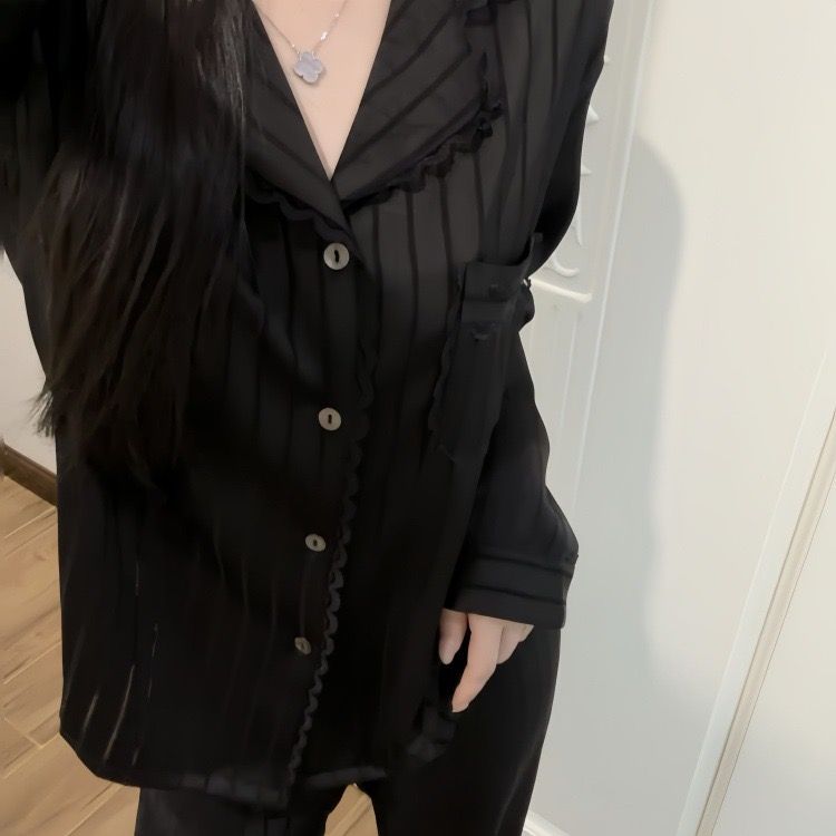 長袖絲綢睡衣 黑白兩色可選 男女皆可穿 Long-sleeved silk pajamas, available in black or white, suitable for both men and women.