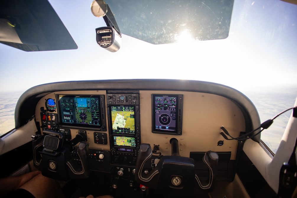 Aircraft cockpit instrument panel