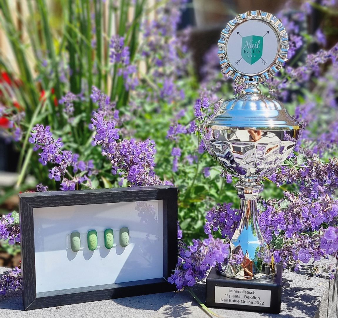 Nail art met tekst '3e plaats' en bloemenontwerp