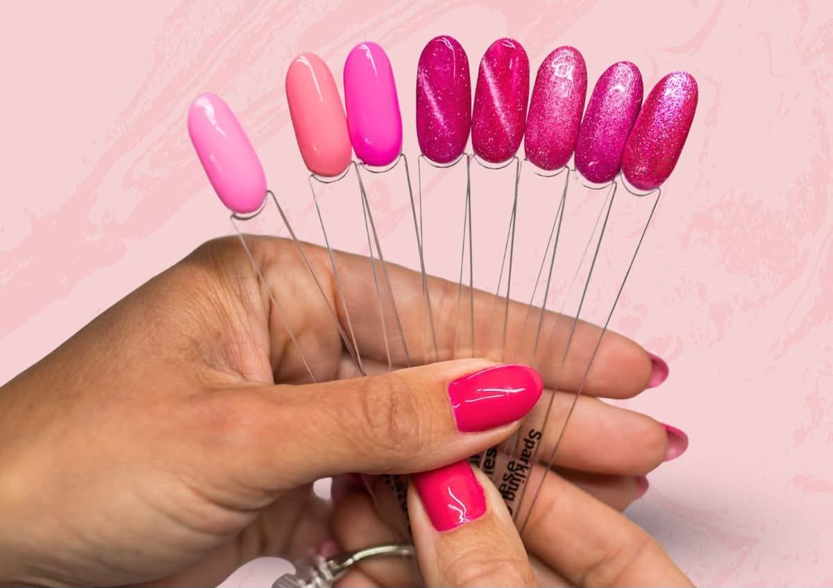 Een close-up van flesjes gel nagellak in verschillende kleuren