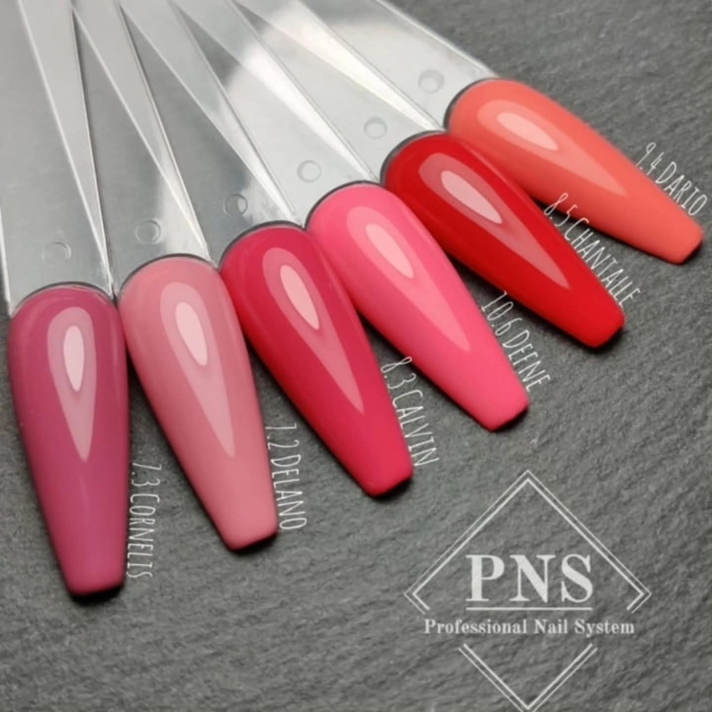 Een presentatie van zes professionele nagellakstalen in tinten roze, rood en koraal, gerangschikt op een donkergrijze achtergrond.