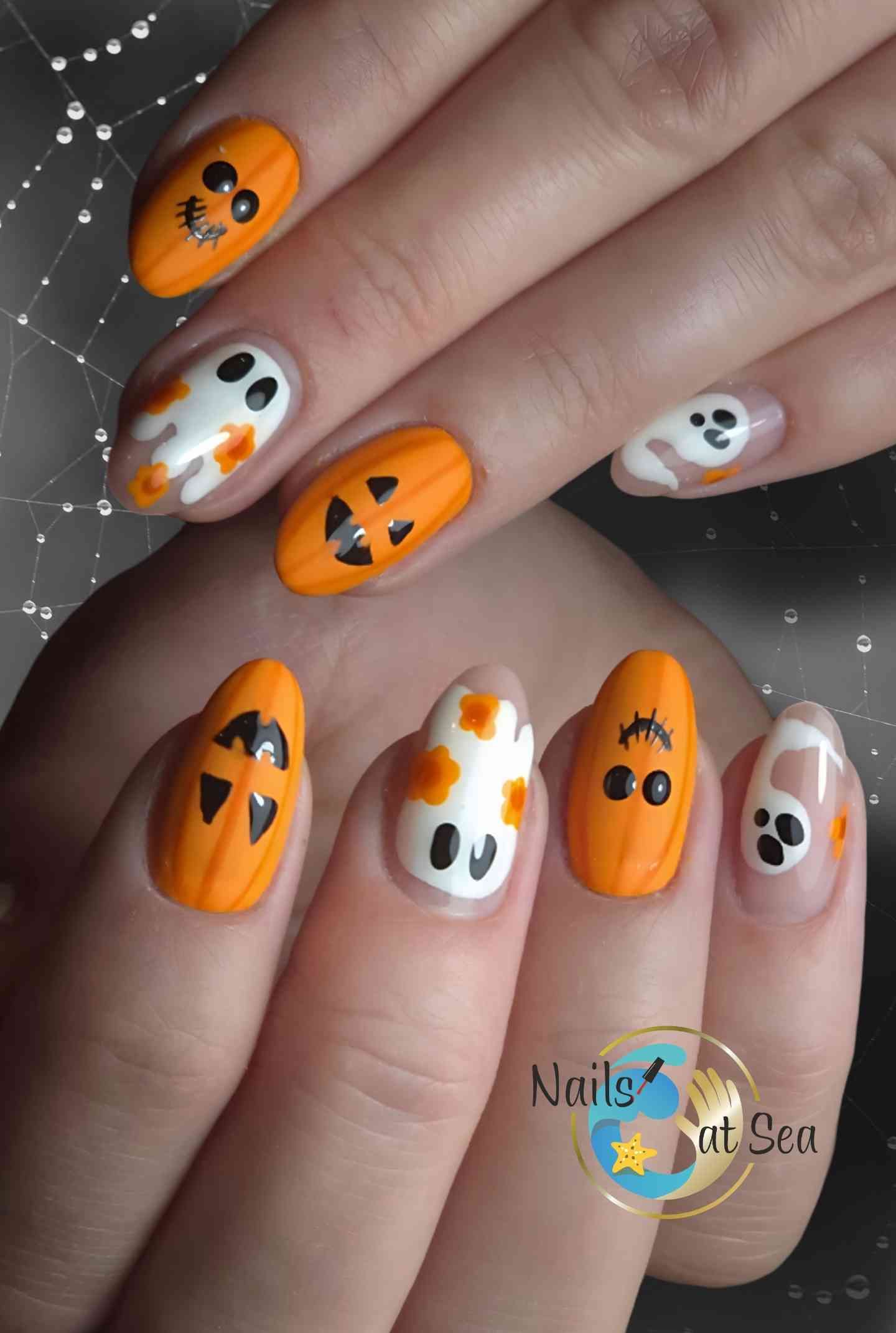 Nail art met Halloween-thema zoals spookjes en pompoenen