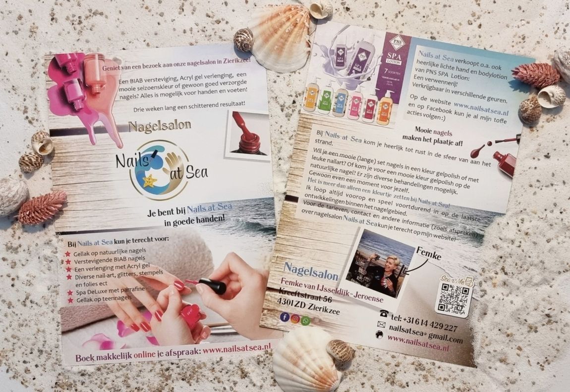 Een persoon schrijft op een stuk papier omringd door schelpen