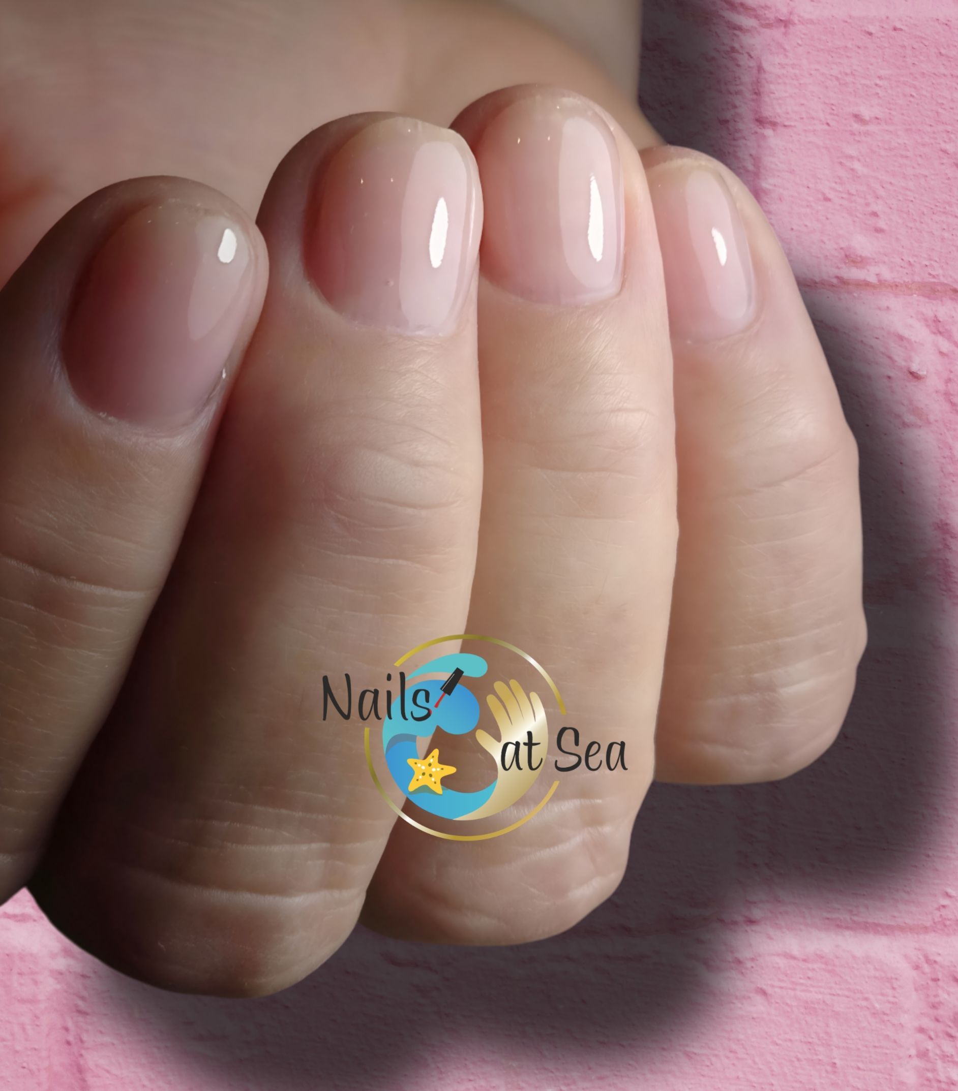 Een close-up van de nagels van een persoon met daarop de tekst 'nagels op zee'