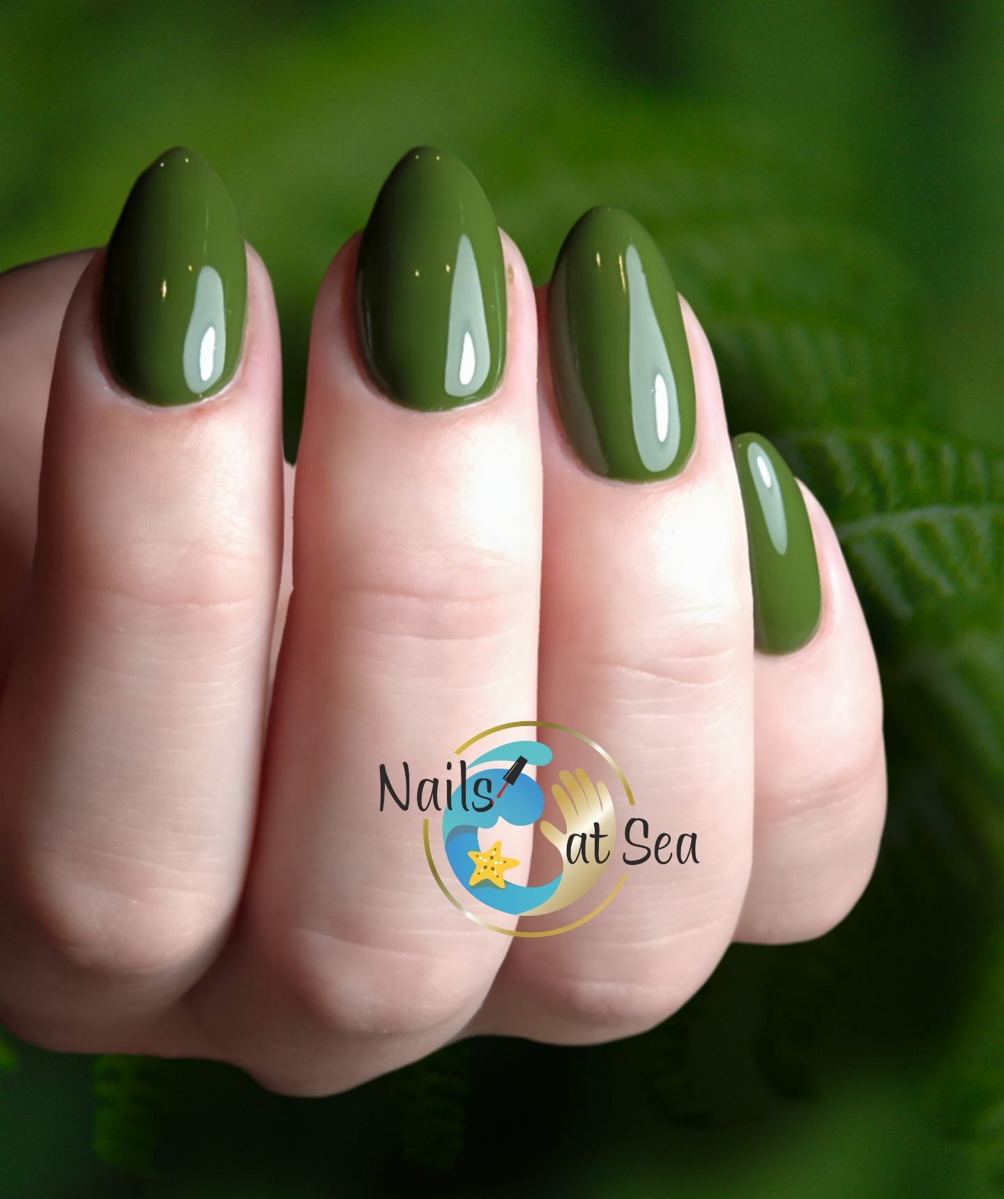 Een close-up van de hand van een persoon met groene nagels