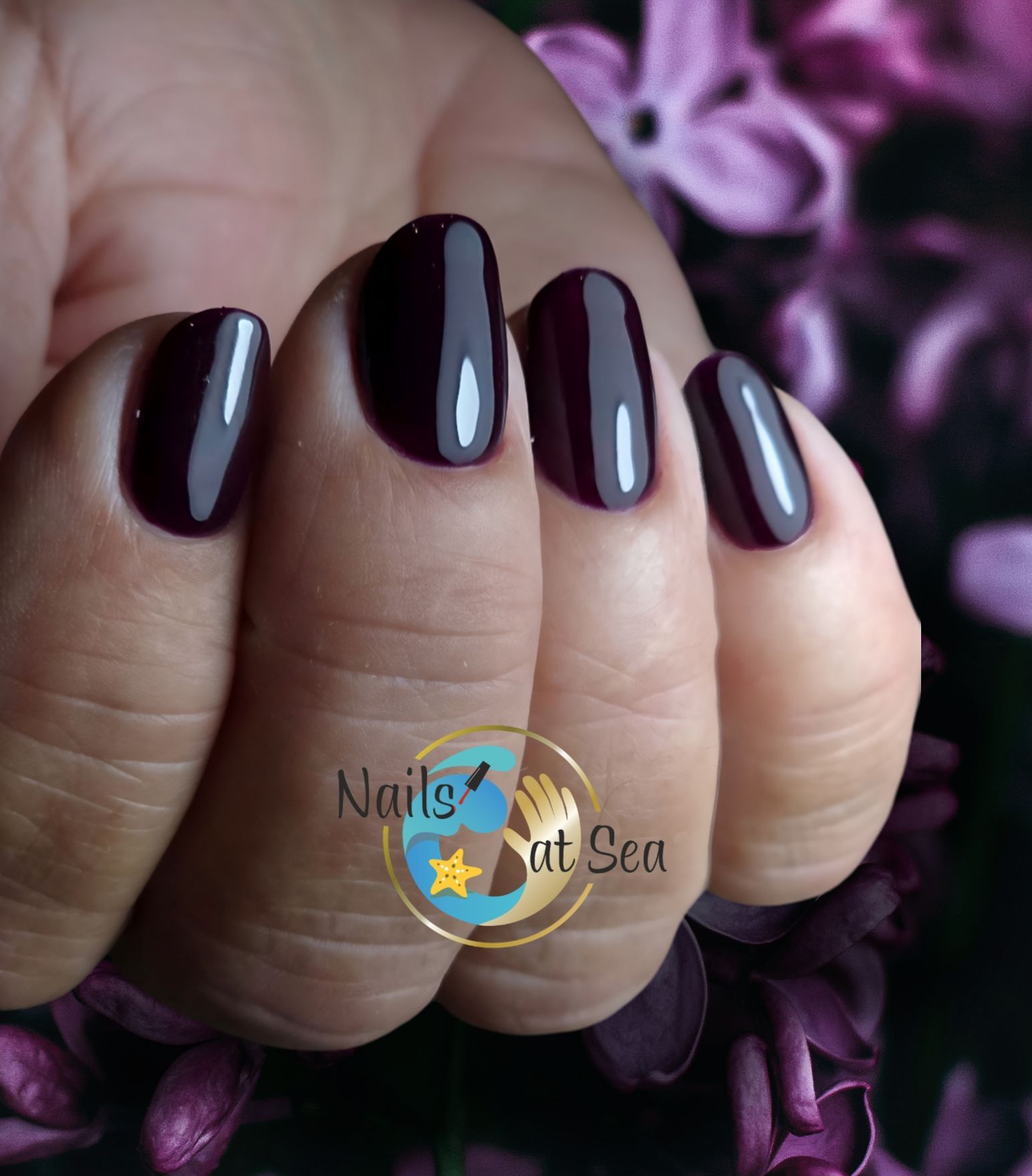 Een close-up van de nagels van een vrouw met de woorden nagels op zee