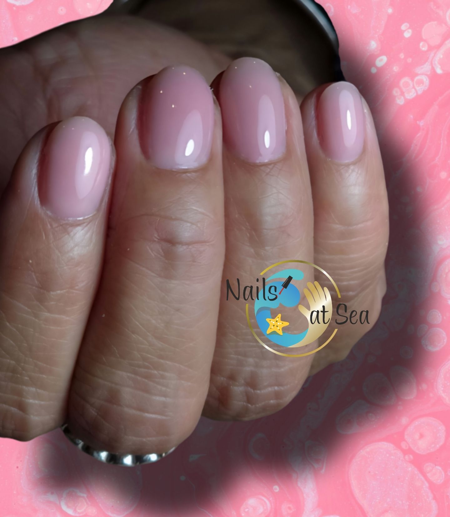 Een close-up van de hand van een vrouw met nagels op zee geschreven op de ringvinger