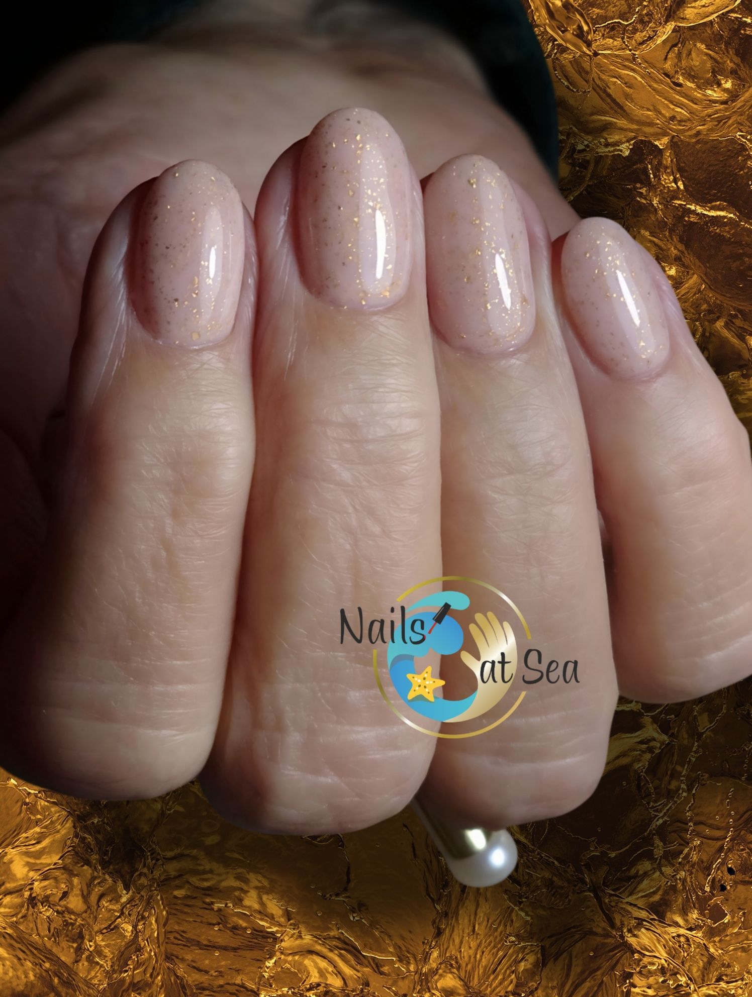 Een close-up van de nagels van een vrouw met de woorden nagels op zee op de bodem