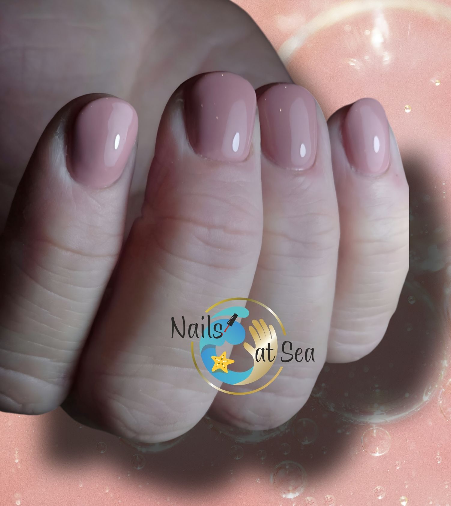 Een close-up van de nagels van een vrouw met op de onderkant het woord 'nagels op zee' geschreven