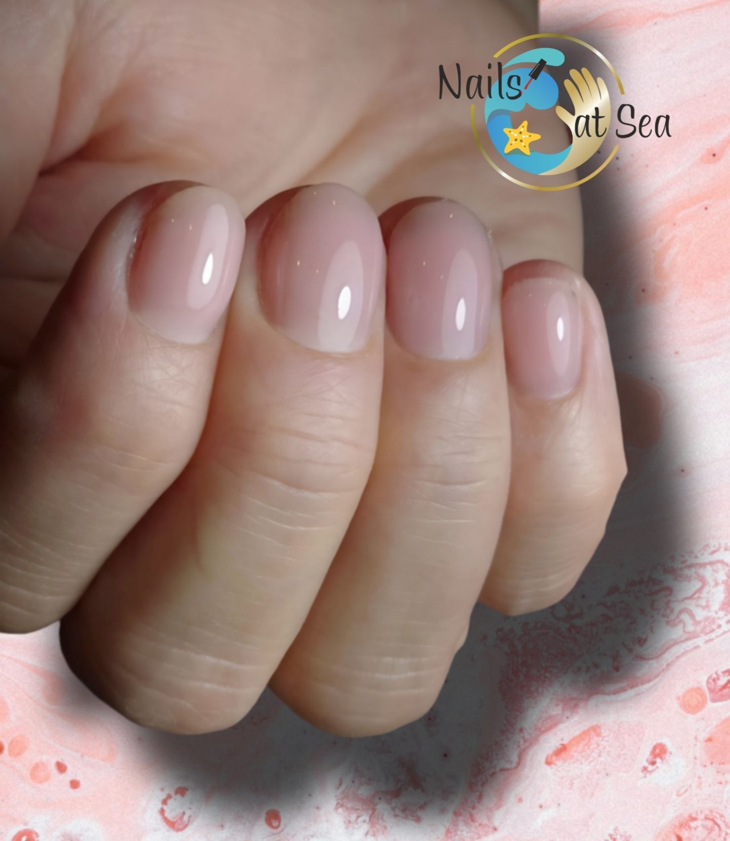 Naturel BIAB nagels met een glanzende finfish