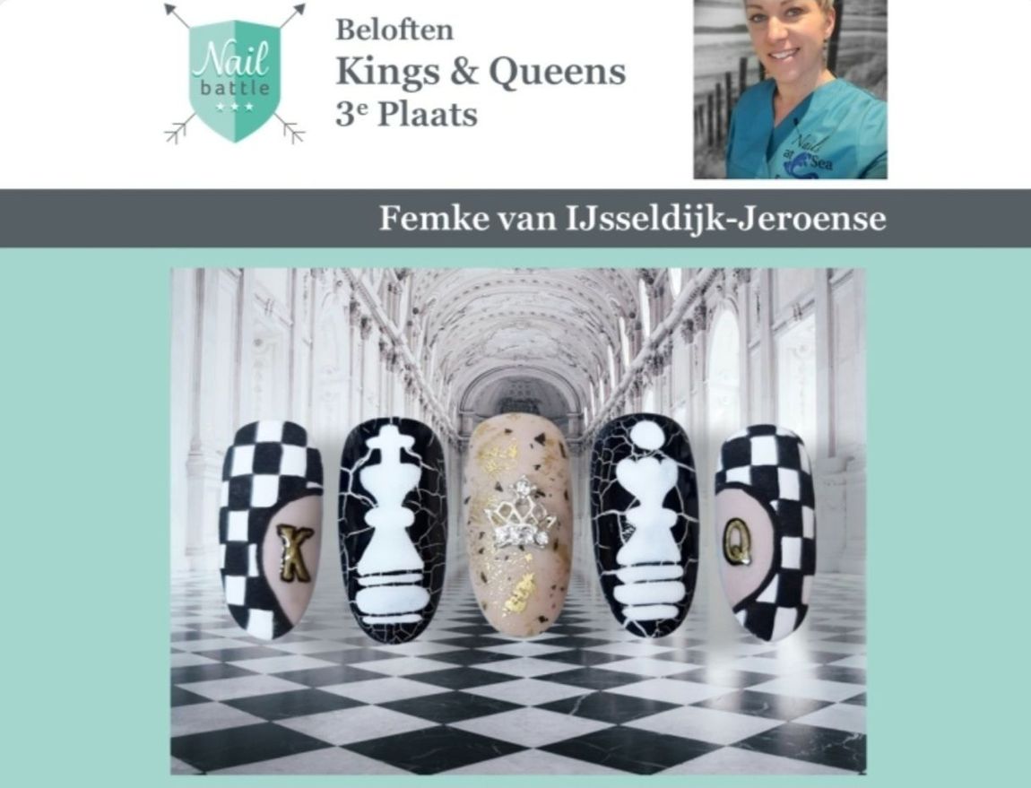 Een foto van de nagels van een vrouw met schaakstukken erop