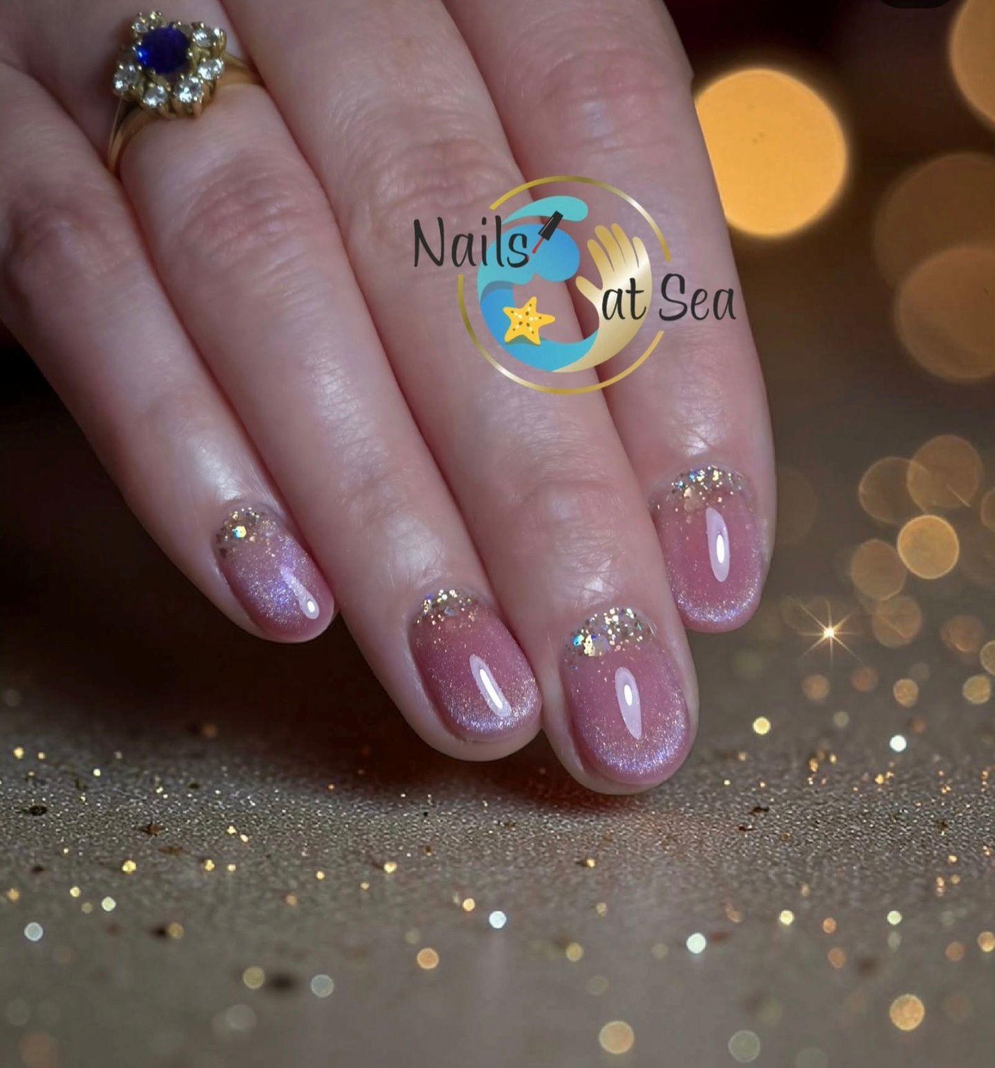 Een lieveheersbeestje en een bij zijn op de nagels van een vrouw geschilderd