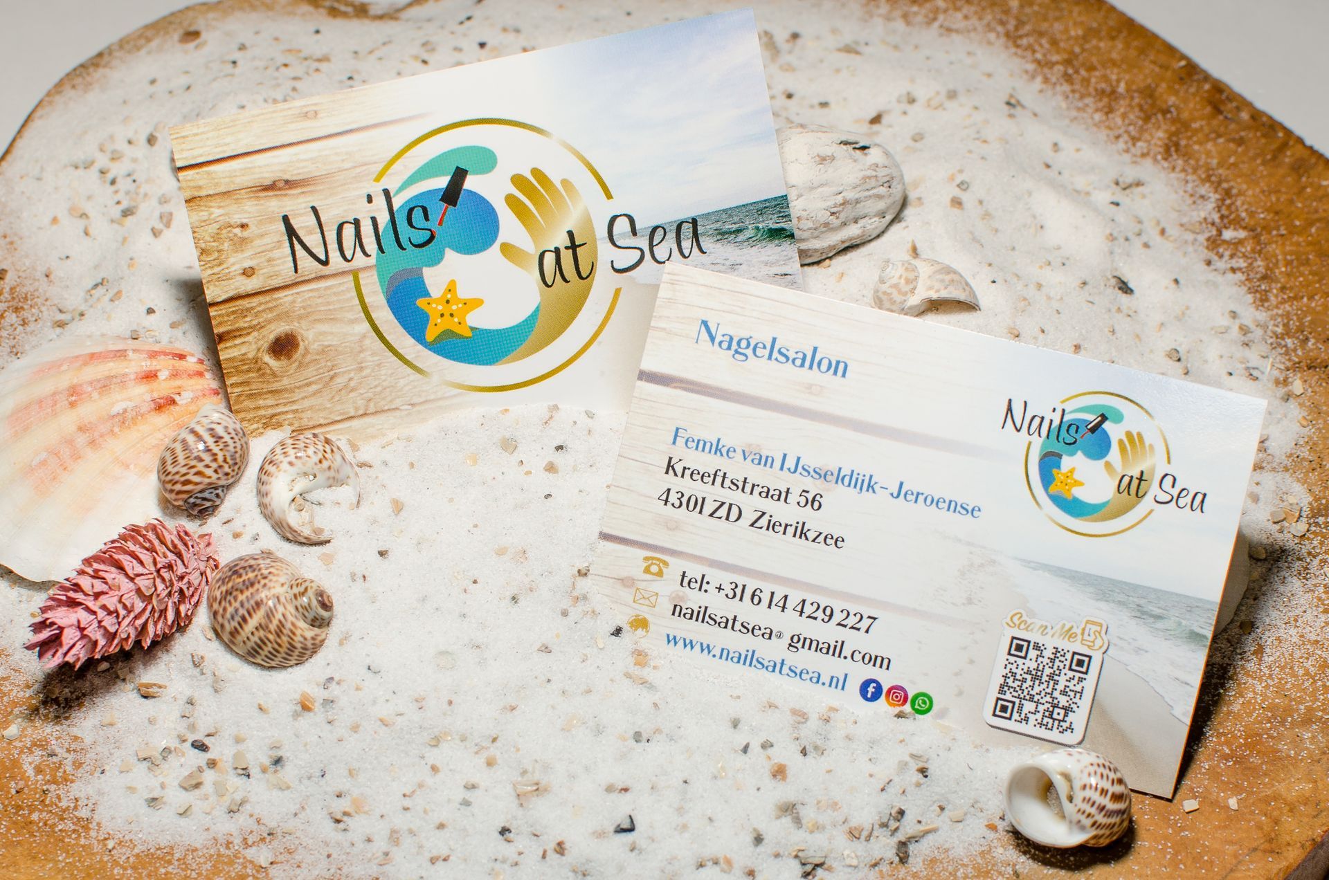 Twee visitekaartjes van de nagelsalon 