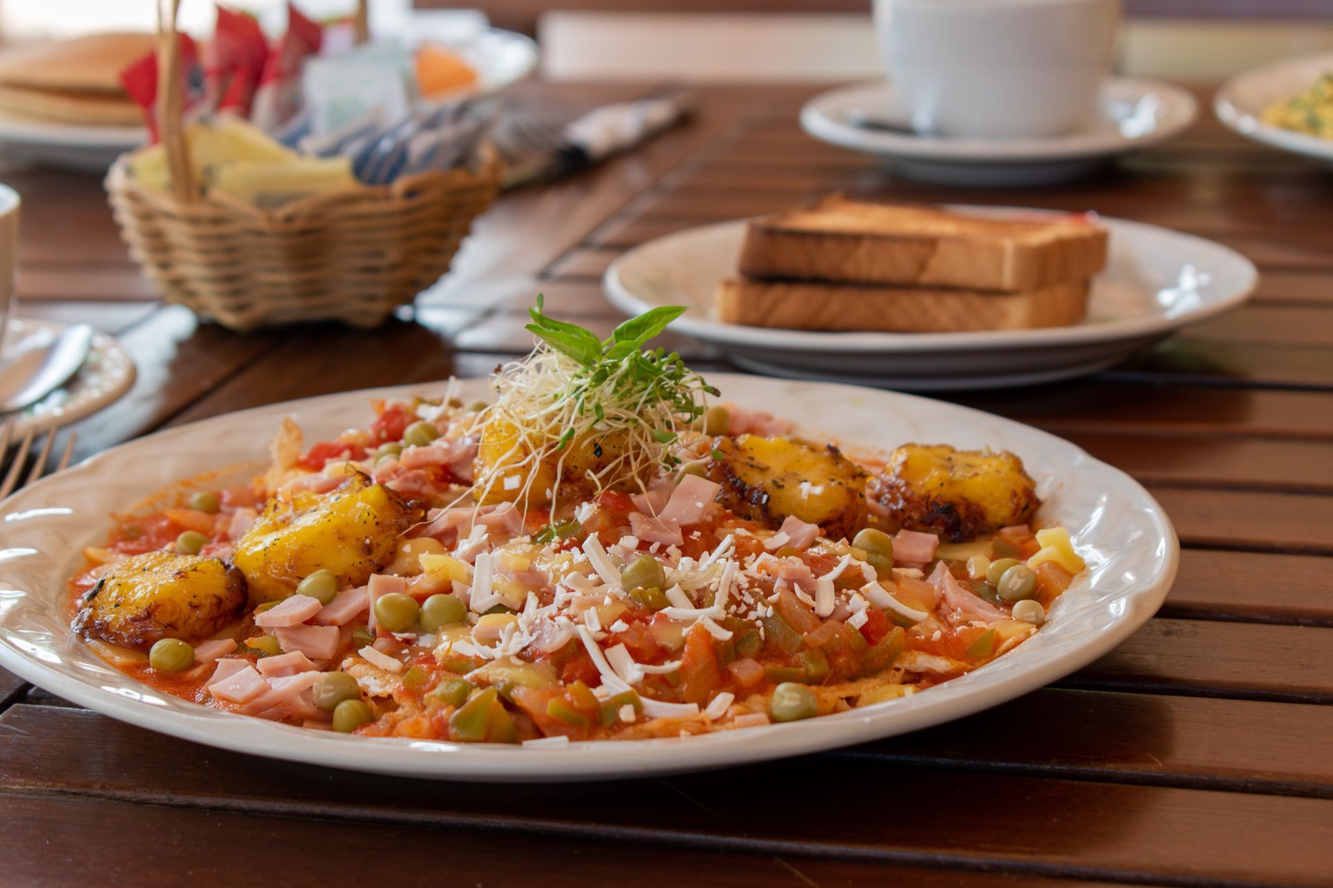 Un plato de comida está sobre una mesa de madera.