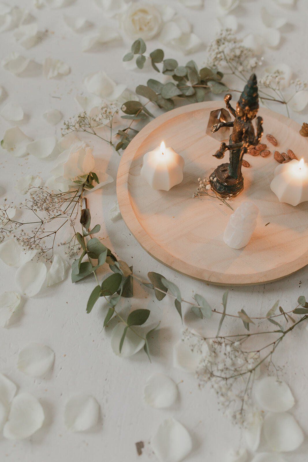 Altar mit Shiva und Blumen
