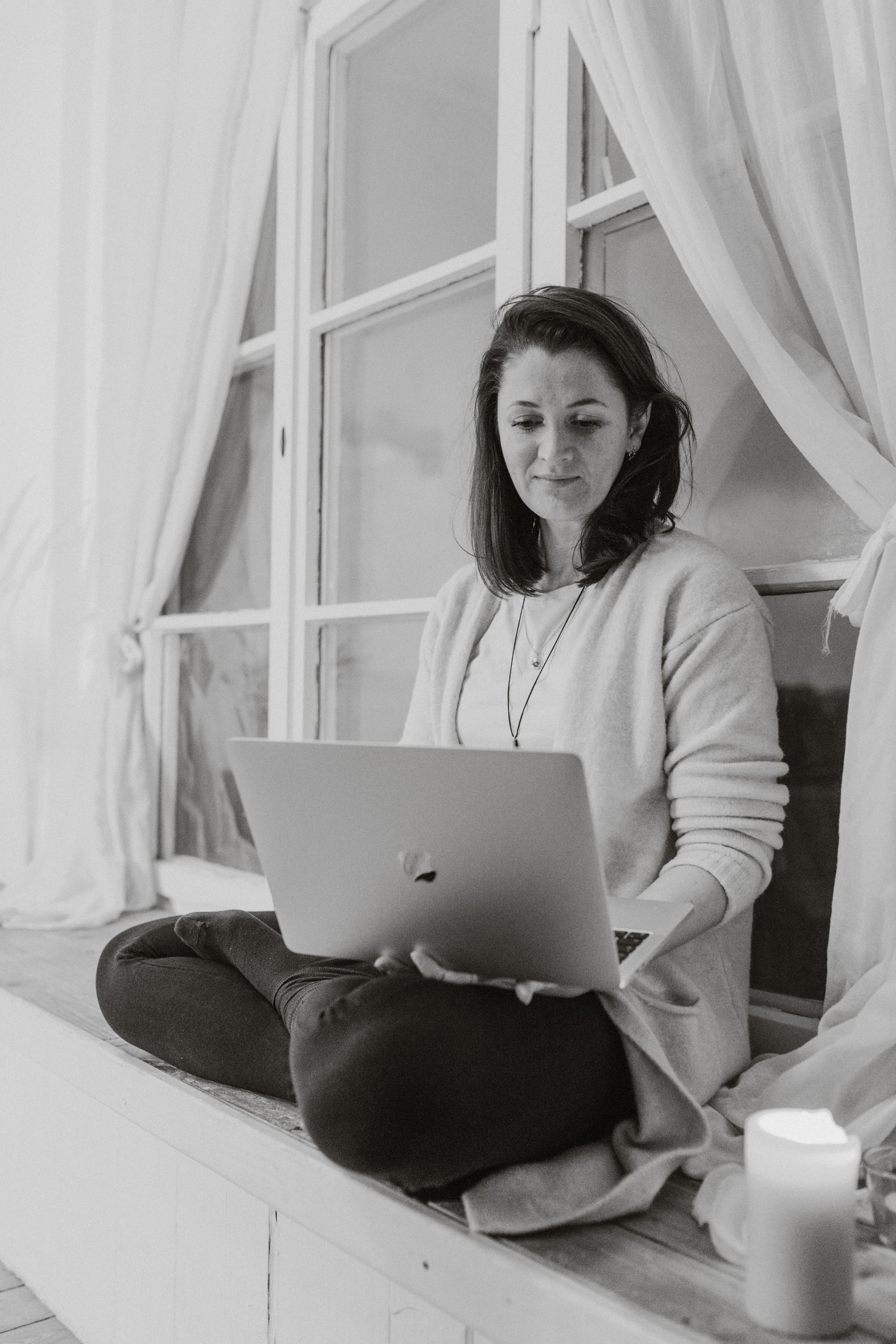ramona goebhart mit laptop auf fensterbank